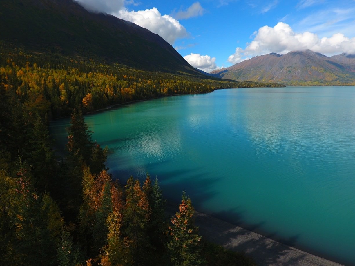 Озера бывают. Озеро Кенай. Аляска озеро. Нежданное озеро на Аляске. Голубое озеро на Аляске.